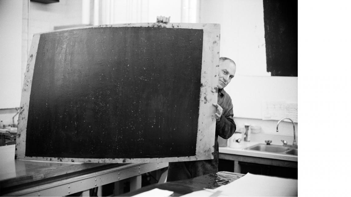  Richard Serra at Gemini G.E.L. carrying an aluminum lithography plate © 1981 Sidney B. Felsen 