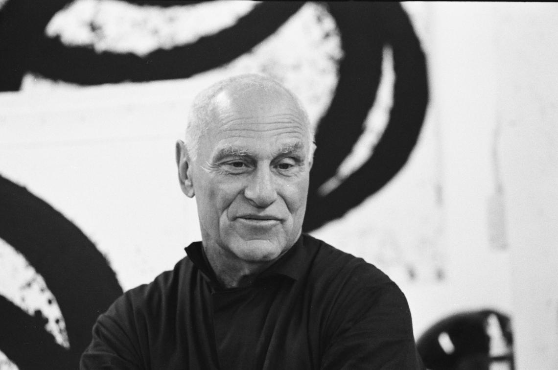 Richard Serra in the artists’ studio at Gemini G.E.L. (photo © Sidney B. Felsen)
